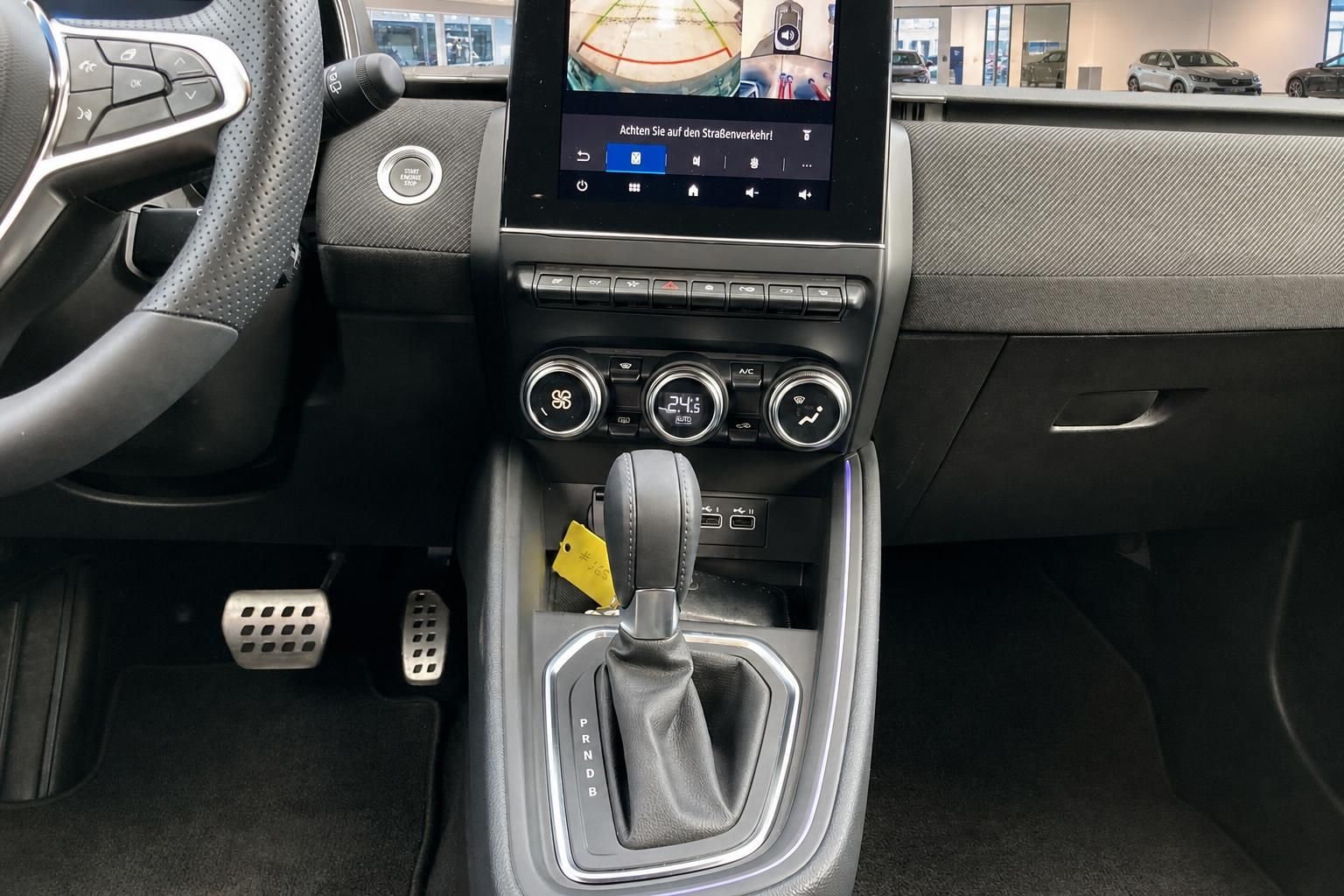 Mittelkonsole mit Schaltgetriebe, Klimabedienung und Touchscreen-Display im Fahrzeuginnenraum