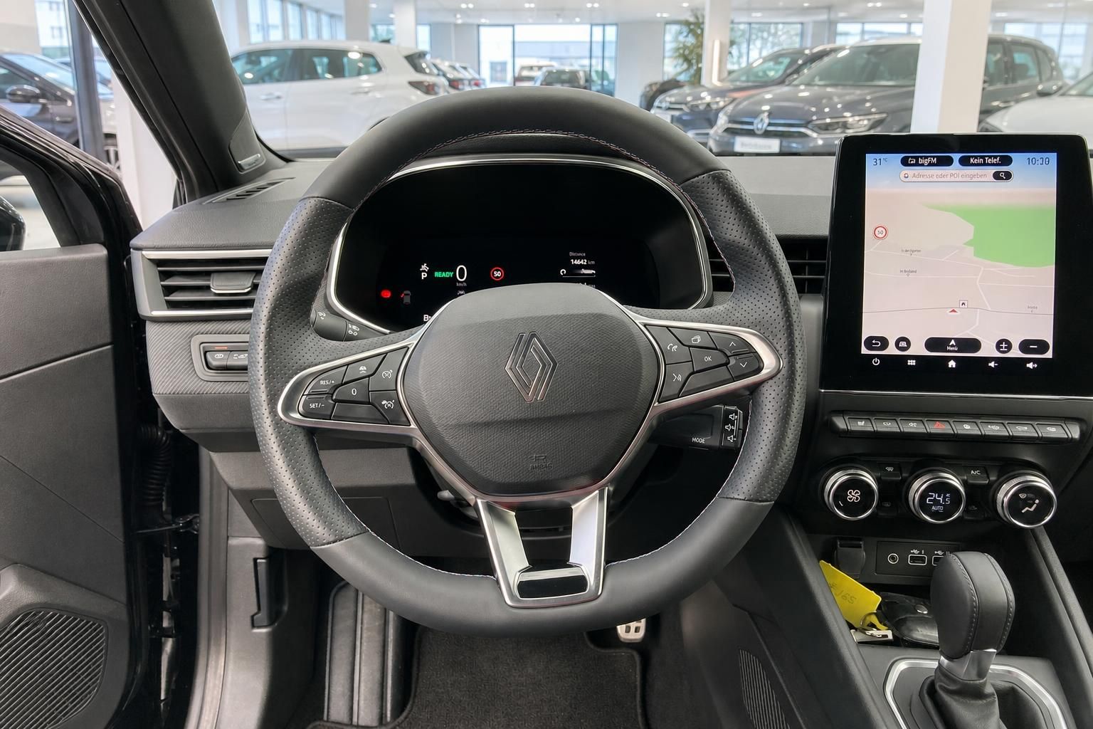 Renault Clio Lenkrad mit Logo, digitales Cockpit und Infotainment-Touchscreen im Autohaus