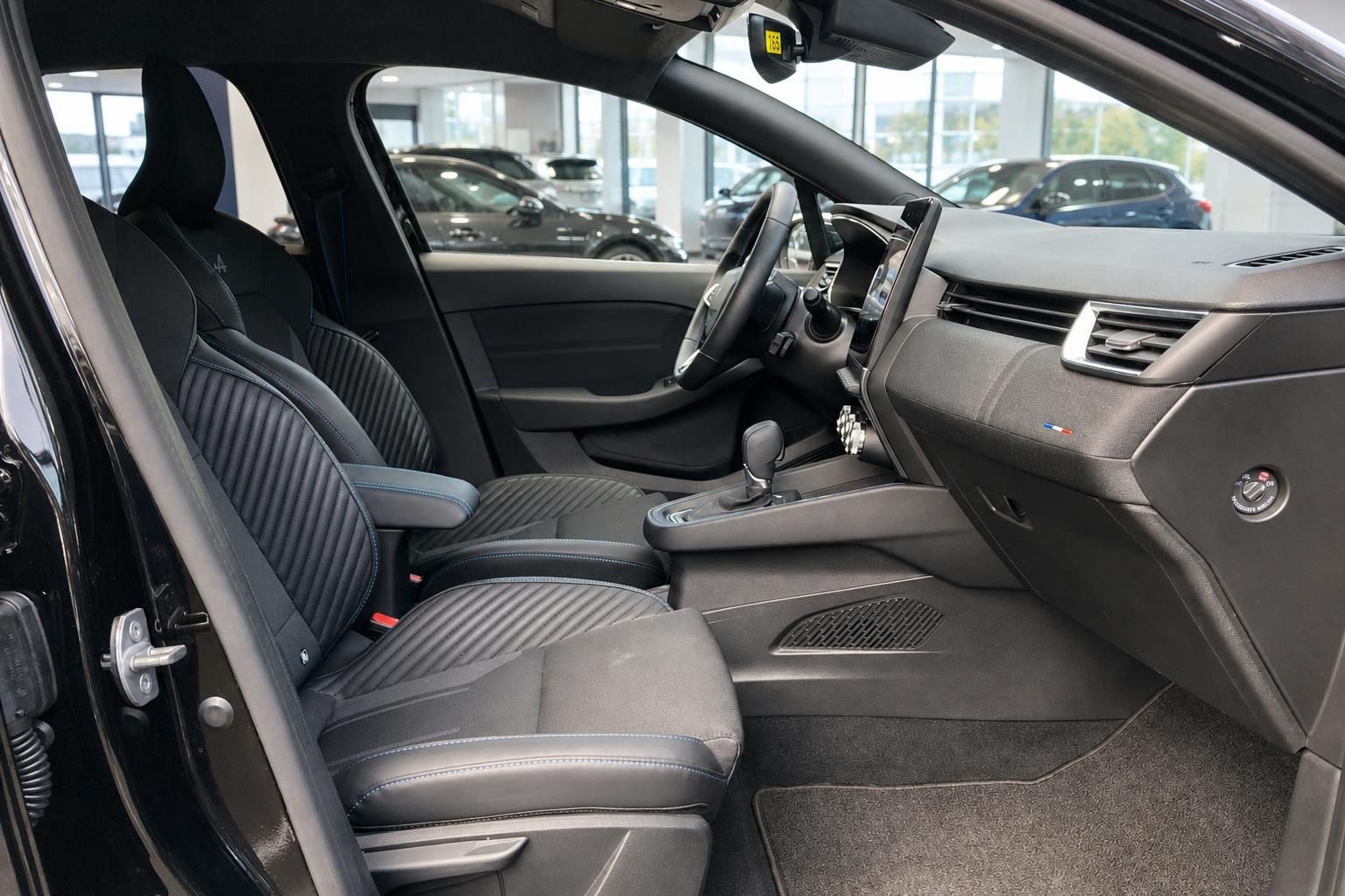 Alpine A290 schwarzes Leder-Interieur mit blauen Ziernähten, Fahrer- und Beifahrersitz, Mittelkonsole