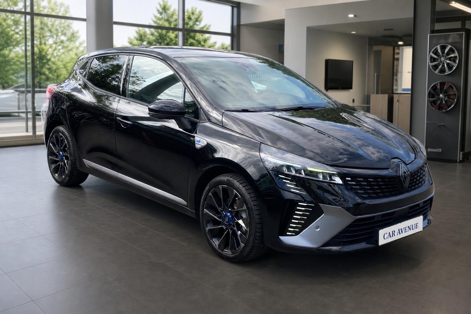 Renault Clio schwarz Frontansicht schräg rechts im Autohaus Showroom