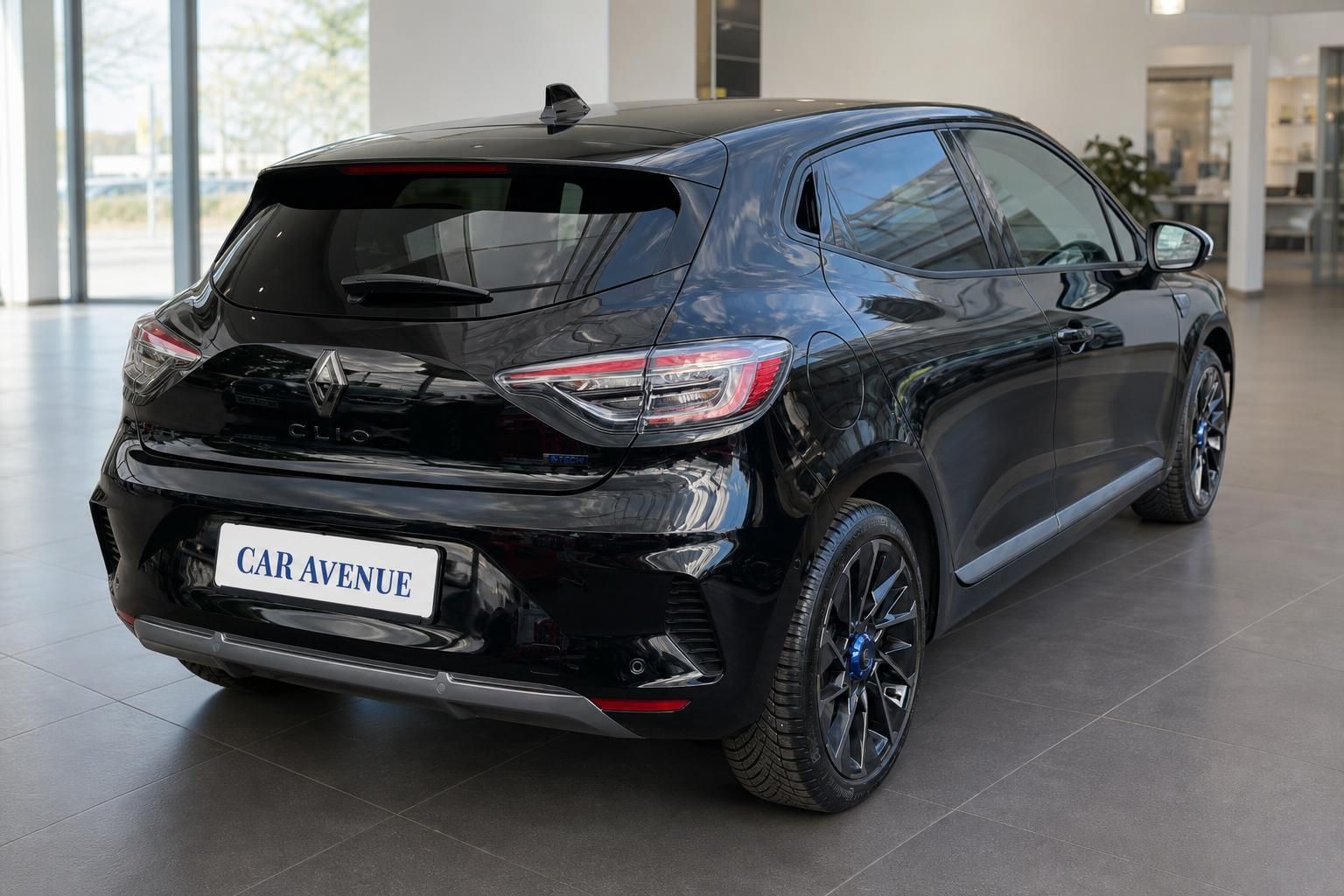 Renault Clio schwarz Heckansicht schräg rechts im Autohaus Showroom