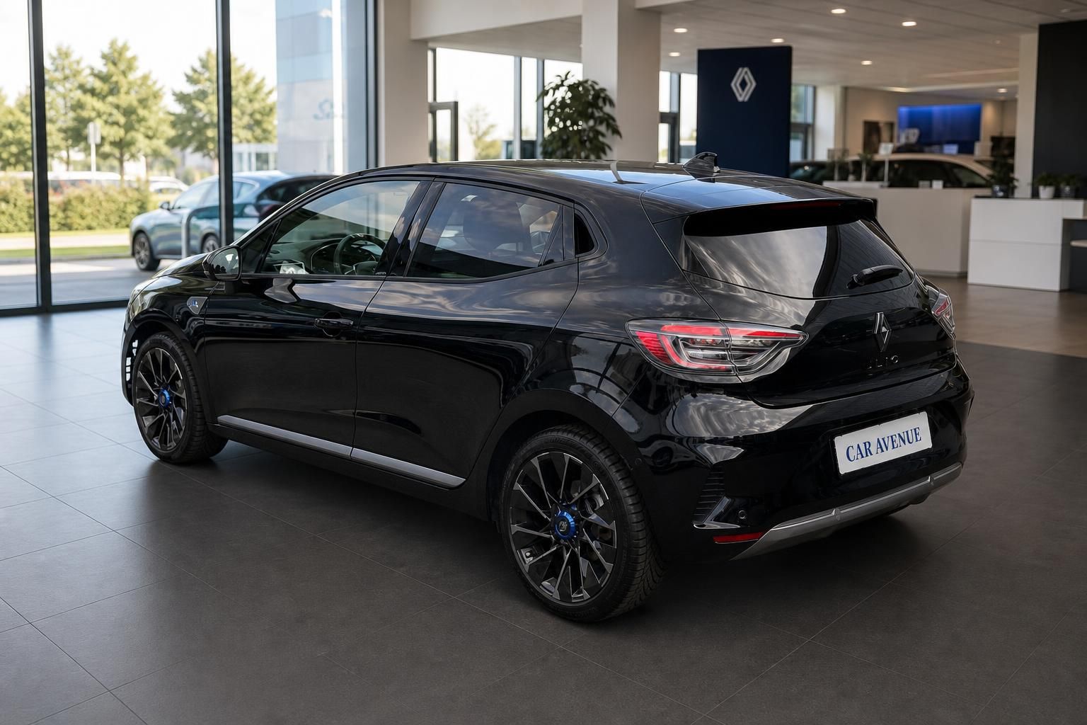Renault Clio schwarz Heckansicht schräg links im Autohaus Showroom
