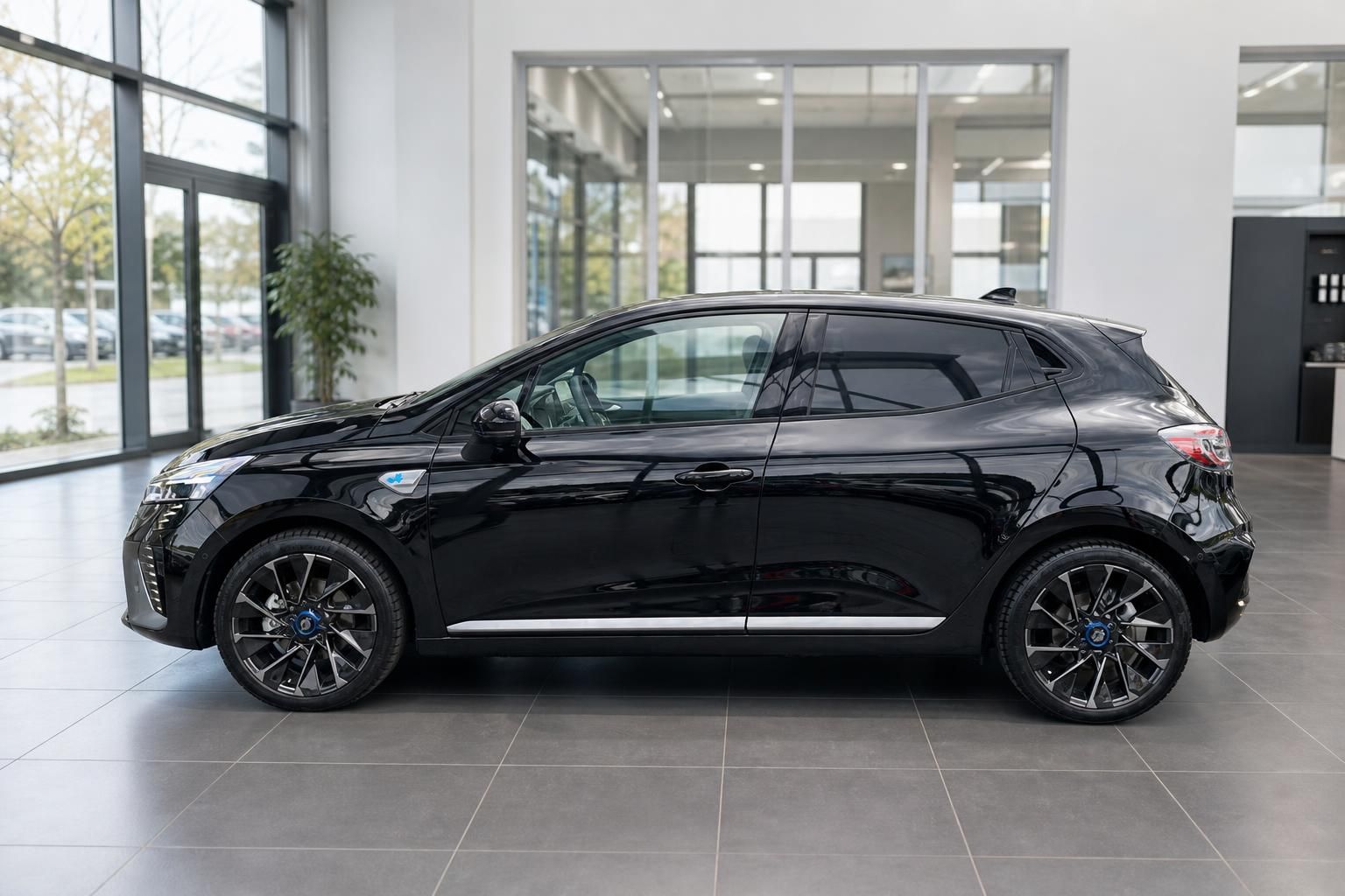 Renault Clio schwarz Seitenansicht links im Autohaus Showroom