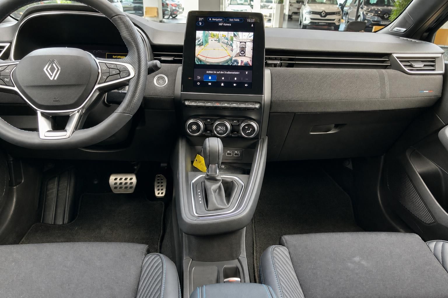 Renault Cockpit mit Touchscreen-Navigation, Klimaanlage und Schaltgetriebe im Innenraum