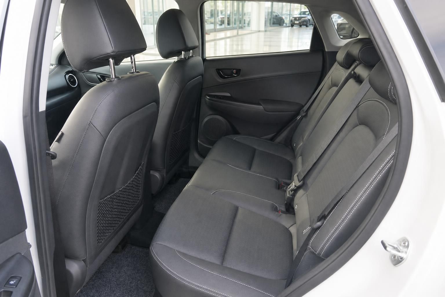 Hyundai Kona Hybrid Innenraum Rücksitzbank schwarz – geräumige Rücksitze mit Kopfstützen