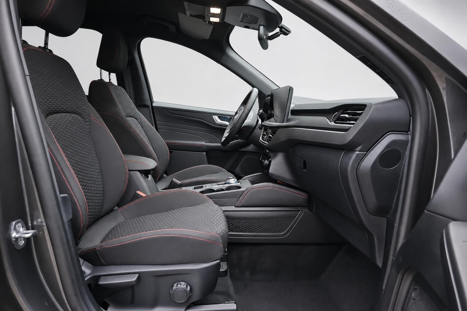 Ford Fahrzeuginnenraum mit Sportsitzen und Armaturenbrett