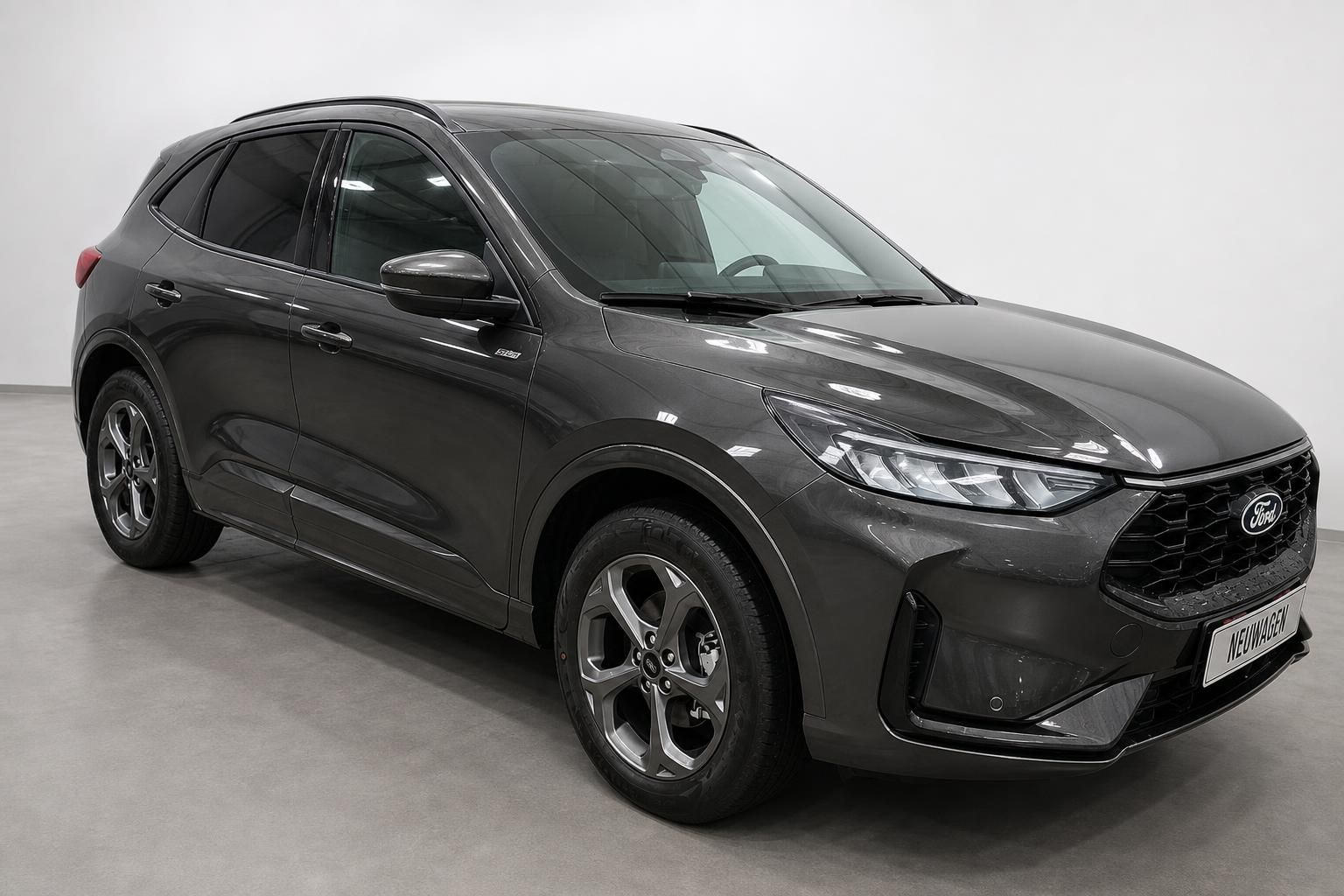 Ford Kuga grau Neuwagen Frontansicht schraeg SUV