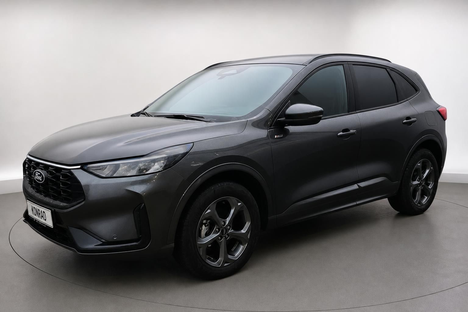 Ford Kuga grau Seitenansicht schraeg vorne Studio