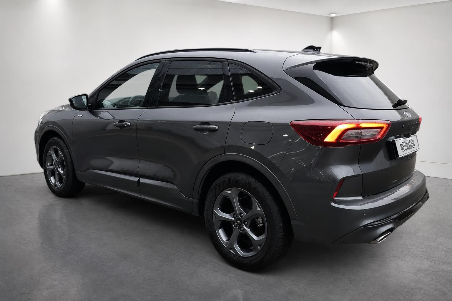 Ford Kuga in Grau, Seiten- und Heckansicht im Studio