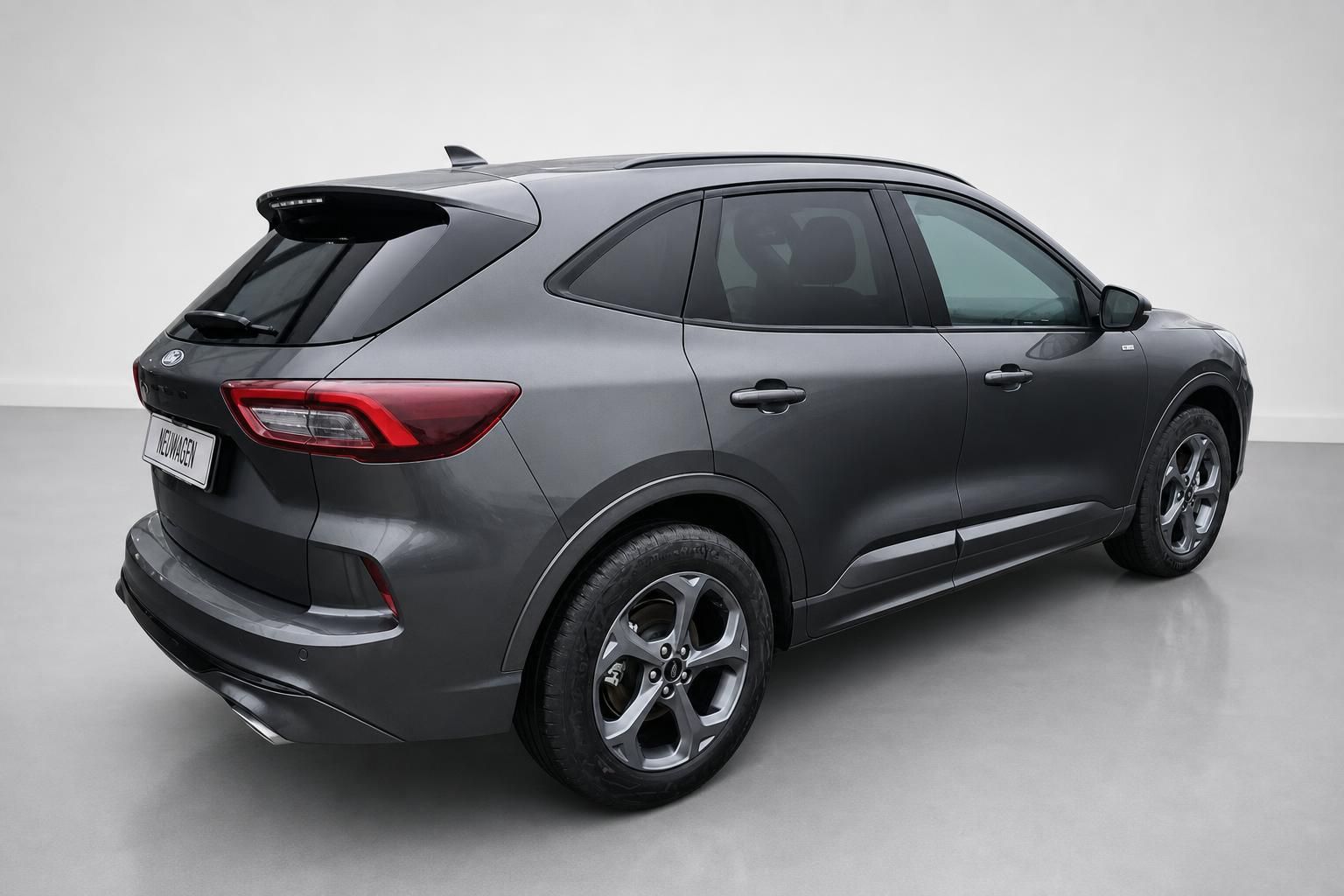 Ford Kuga grau Heck-Seitenansicht SUV Neuwagen Studiofoto