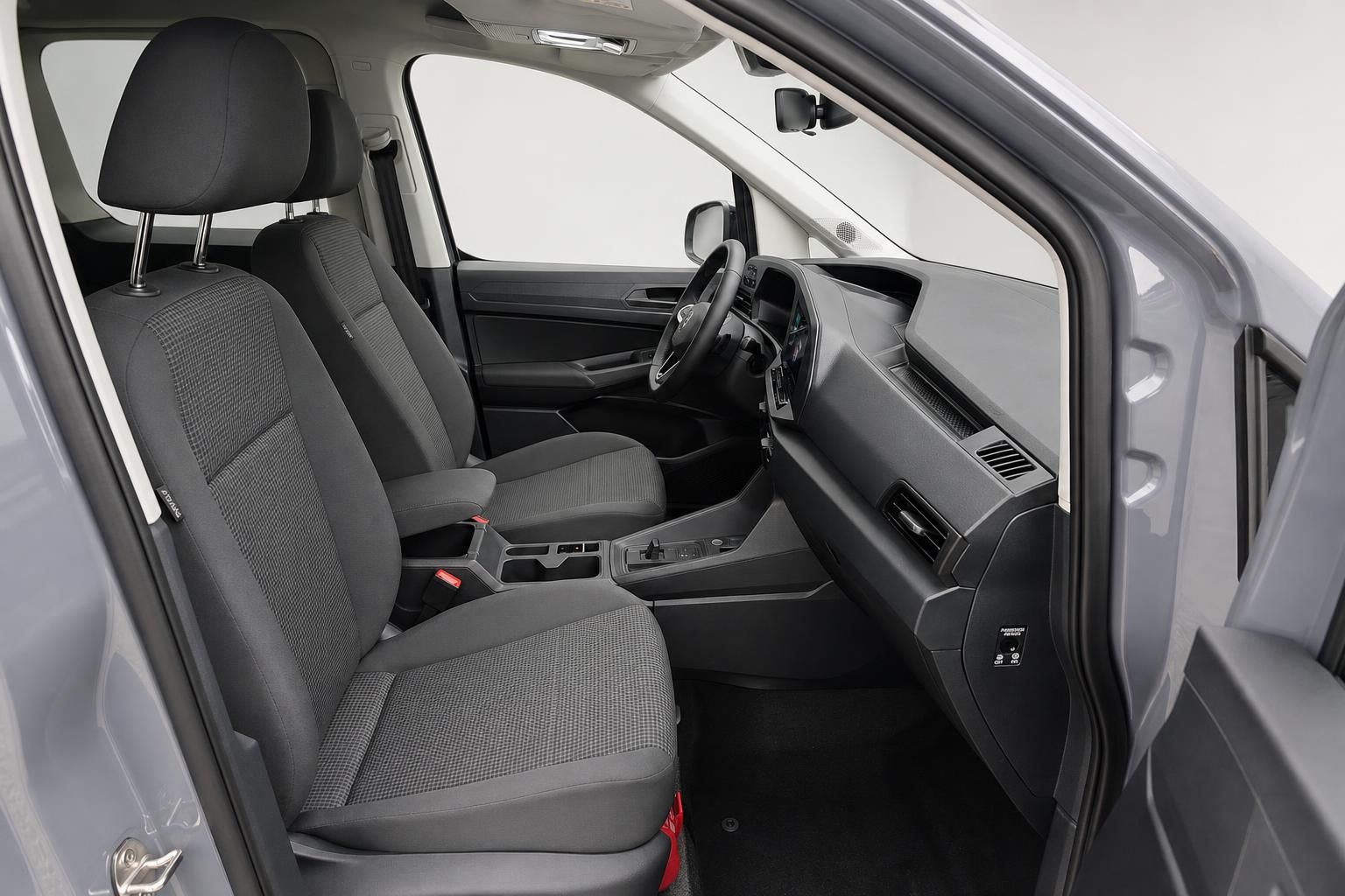 VW Caddy Innenraum Vordersitze und Cockpit Detailansicht