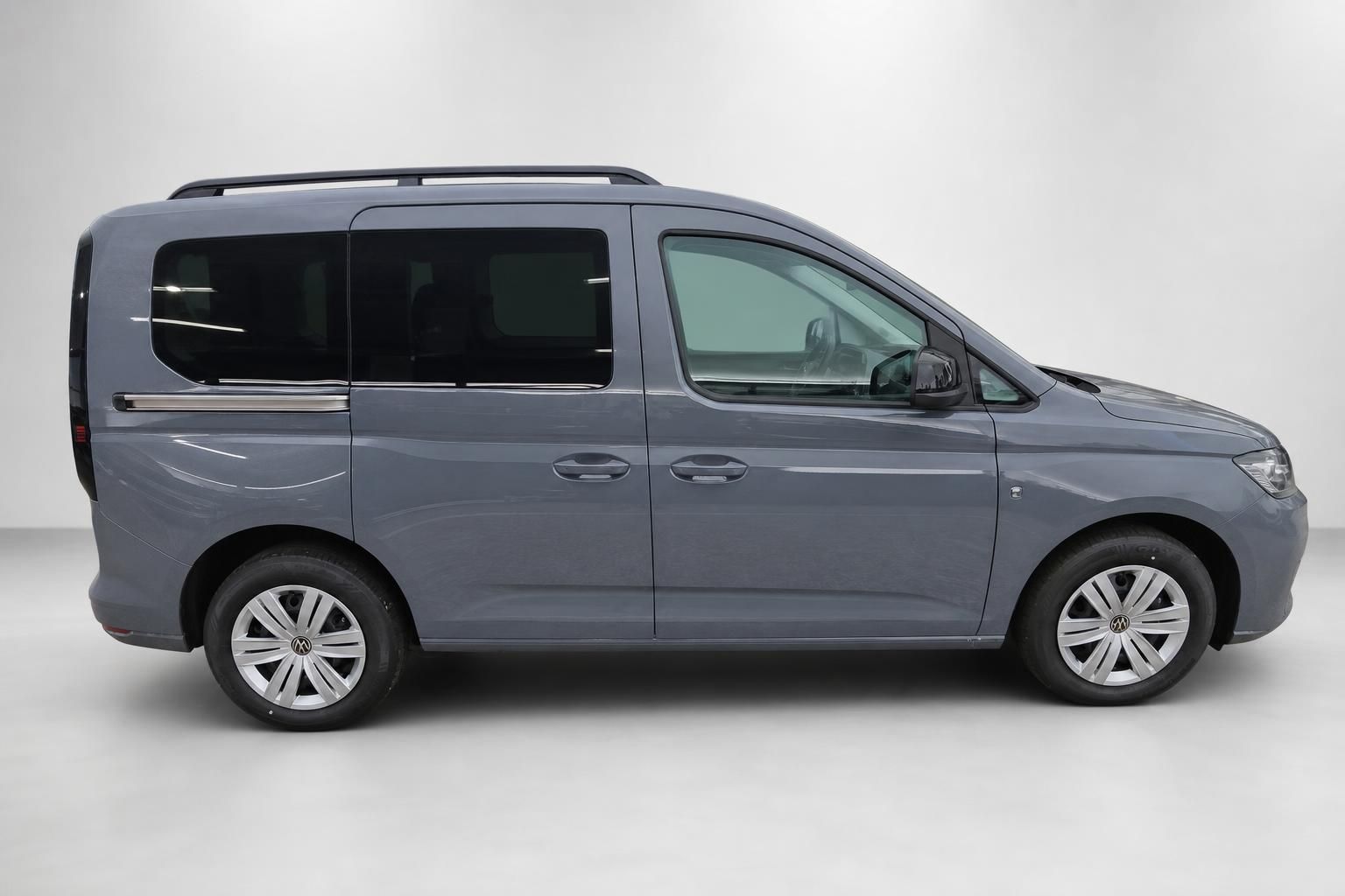 VW Caddy grau, Seitenansicht komplett im Studio