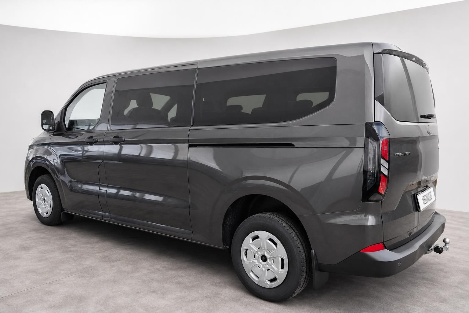 Ford Transit grau, Heckansicht seitlich mit Anhaengerkupplung