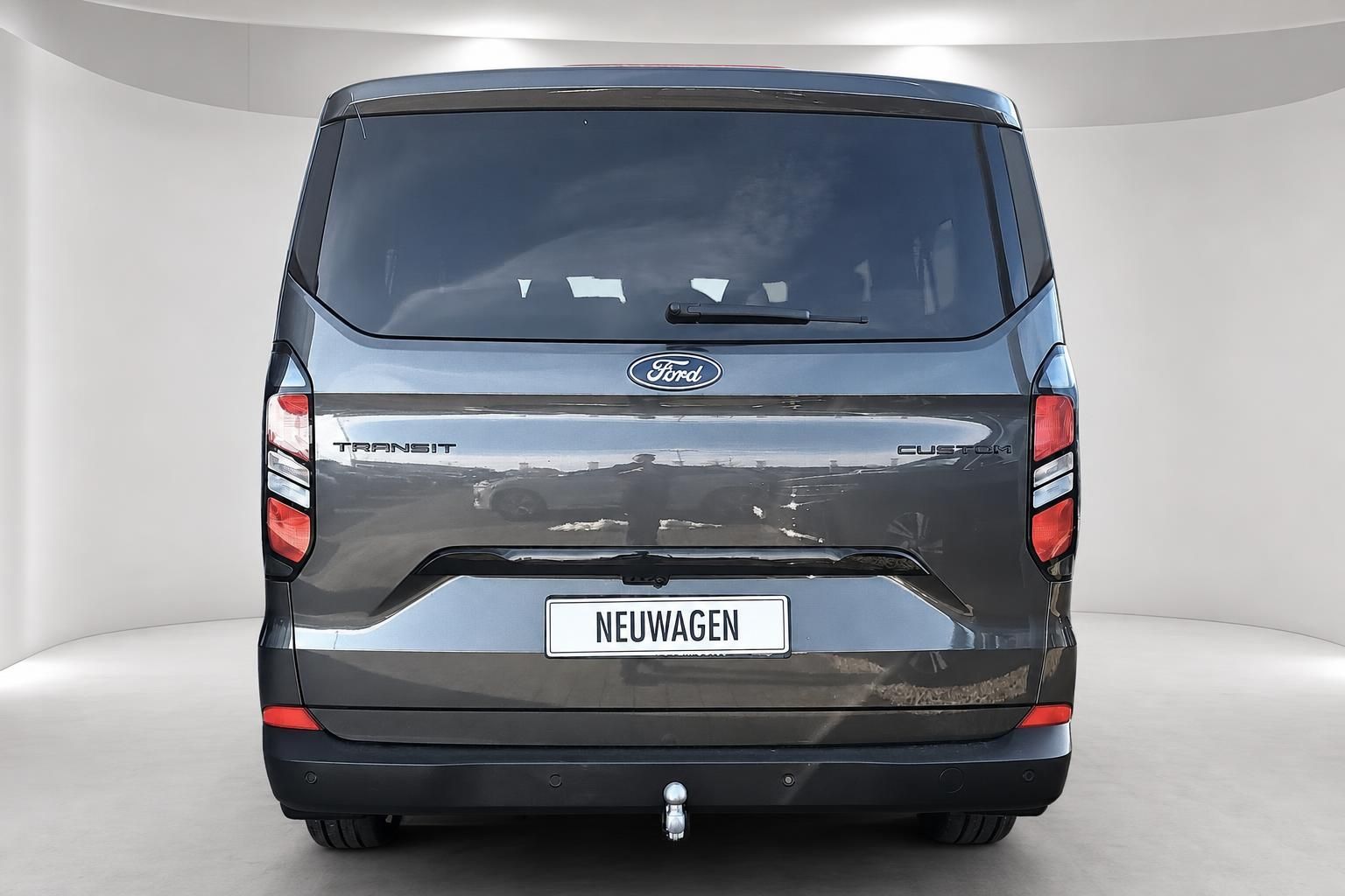 Ford Transit Custom in Grau, Heckansicht mit Anhängerkupplung