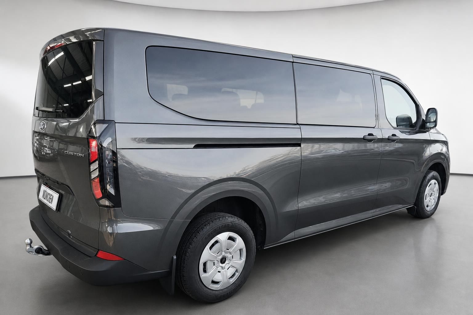 Ford Transit Custom in Grau, Heckansicht schräg von hinten