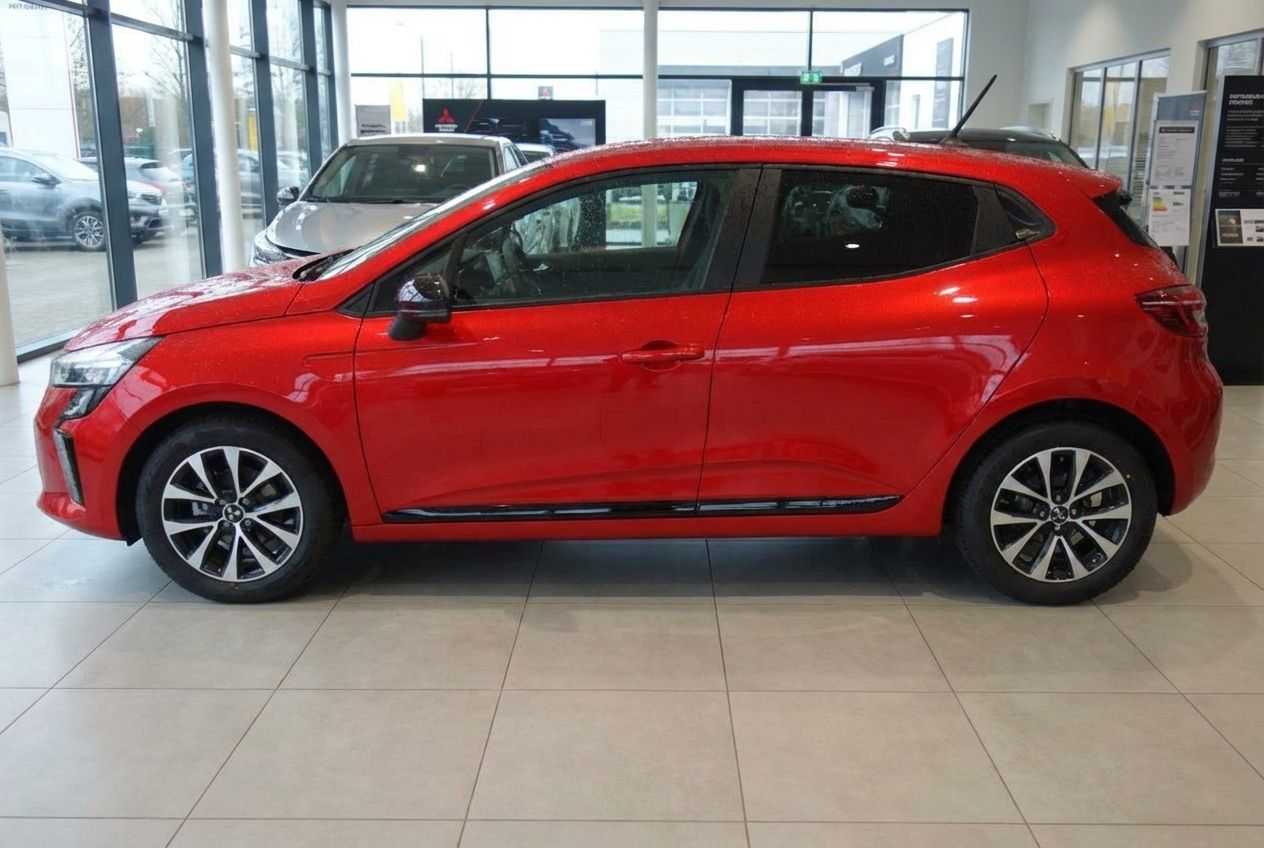 Roter Renault Clio V Fünftürer in Seitenansicht im Autohaus-Showroom