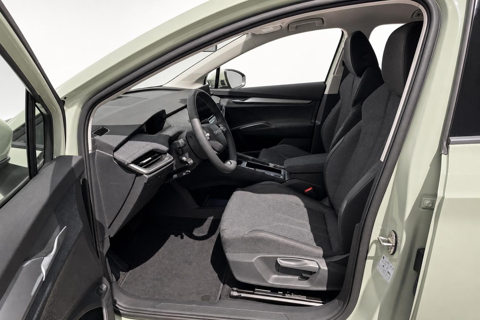 Skoda Innenraum mit Vordersitzen und Cockpit Detailansicht