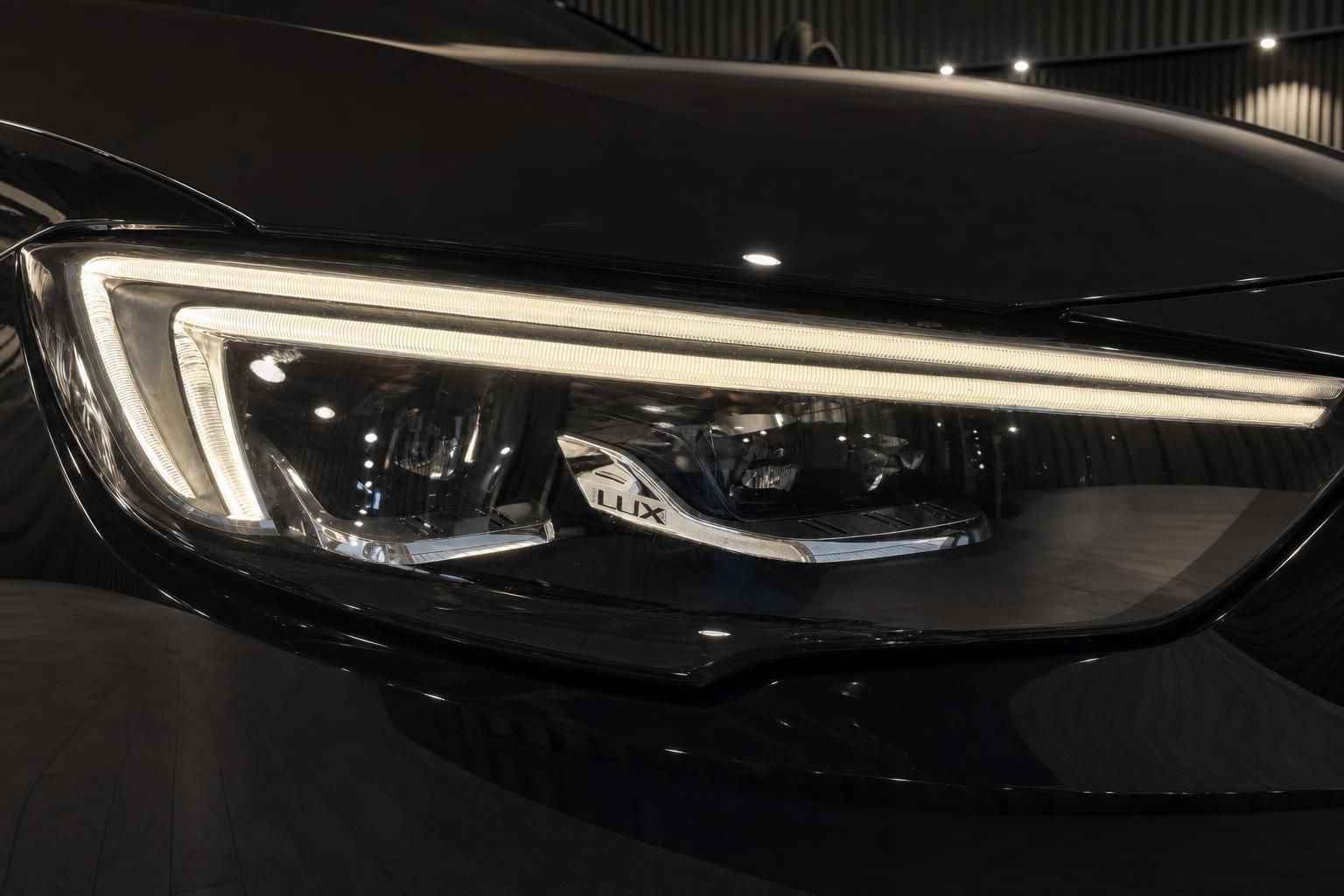 LED-Scheinwerfer mit modernem Design und Tagfahrlicht