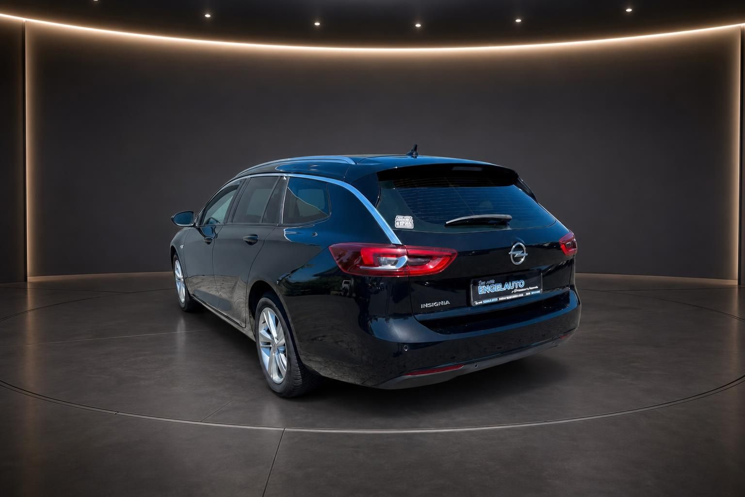 Opel Insignia Sports Tourer in schwarz - Heckansicht mit LED-Rückleuchten und Händlerkennzeichen