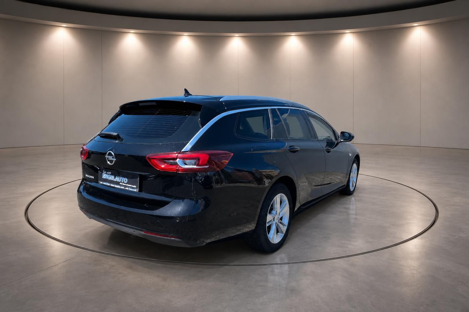 Opel Insignia Sports Tourer schwarz - seitliche Heckansicht mit modernem Design und Alufelgen