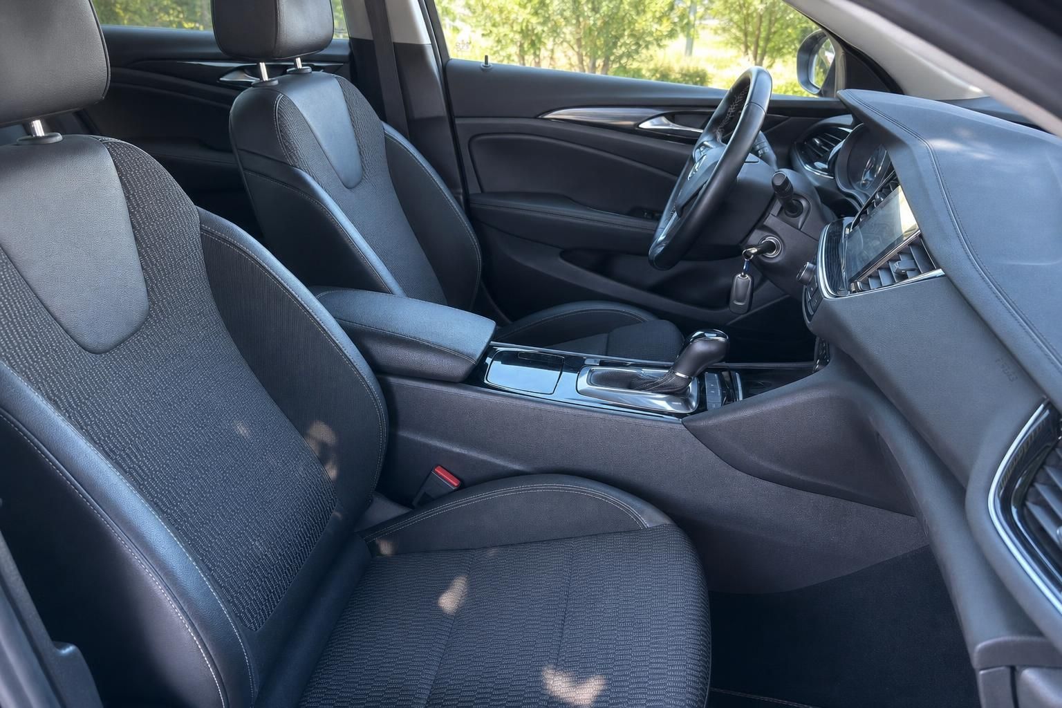 Innenraum Opel Insignia mit dunklen Sitzen, Lenkrad und Mittelkonsole - Fahrzeuginterieur