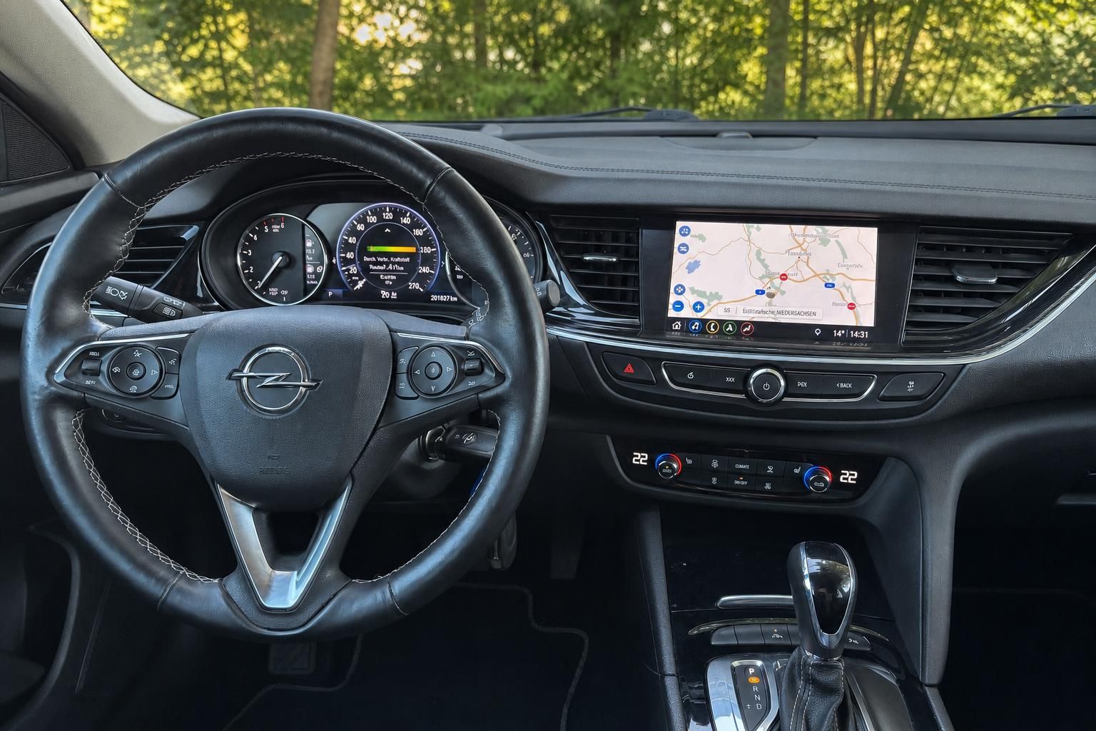 Opel Armaturenbrett mit Lenkrad, Tacho und Navigationssystem im modernen Fahrzeuginterieur