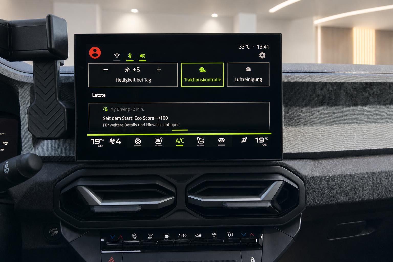 Fahrzeug Infotainment System mit Touchscreen Display und Klimaanlage Bedienfeld
