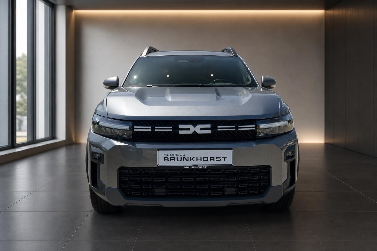 Dacia Bigster SUV in grau - komplette Frontansicht mit LED-Scheinwerfern und markanter Kühlergrill