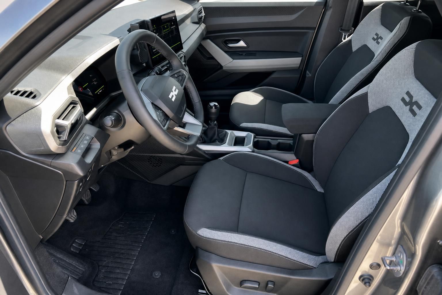 Dacia Bigster Innenraum - Fahrer- und Beifahrersitze mit sportlichem Textilbezug