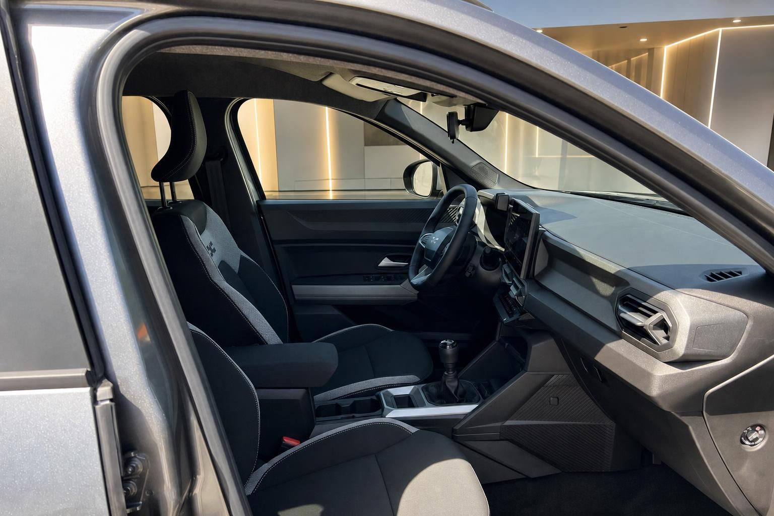 Auto Innenraum mit Sitzen und Armaturenbrett - Fahrzeug Interieur Seitenansicht