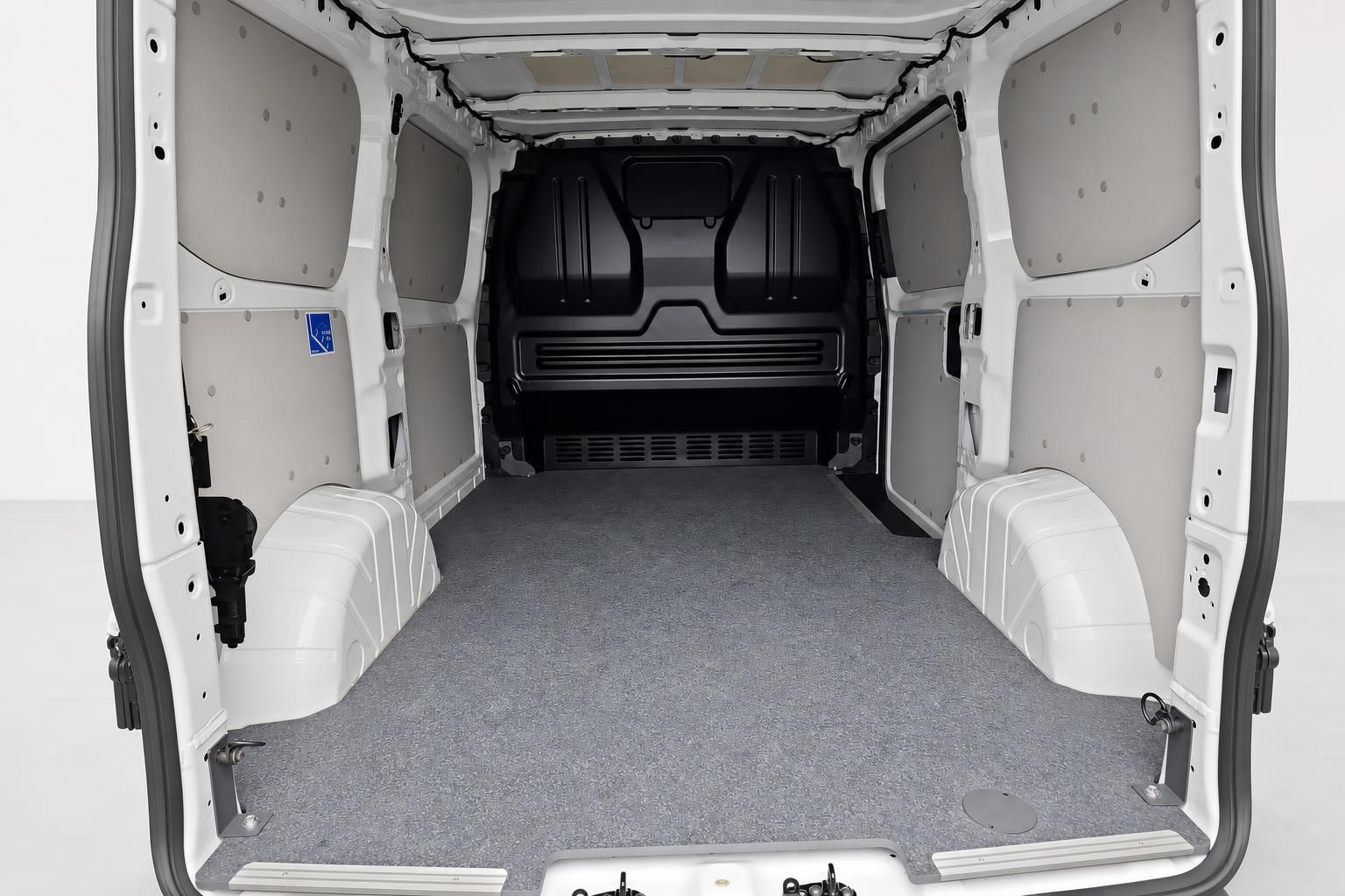 Leerer Laderaum eines Transporters mit grauer Bodenmatte und Seitenverkleidung