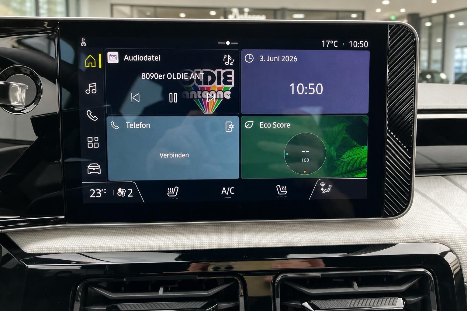 Fahrzeug Touchscreen Infotainment-Display mit Menüansicht Audio und Eco Score