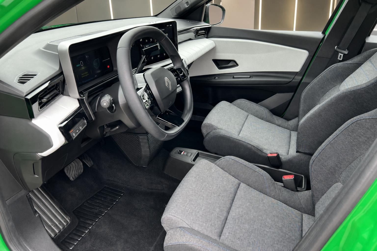 Renault 5 E-Tech Electric Innenraum – Cockpit mit Lenkrad, Infotainment und grauen Stoffsitzen