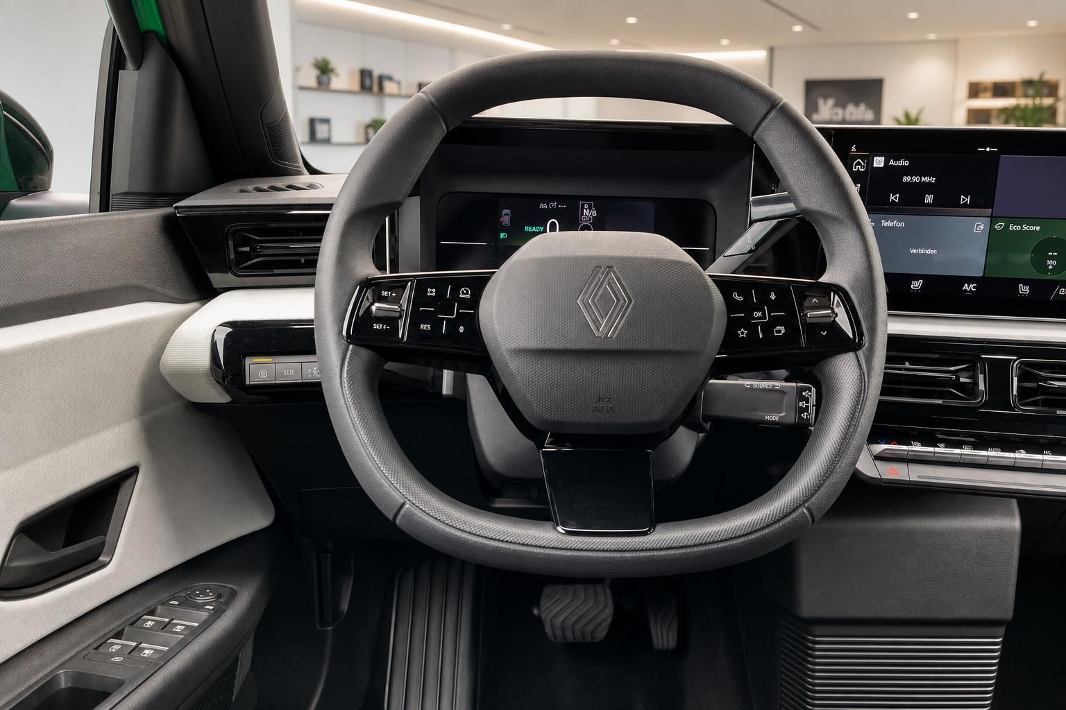 Renault Innenraum Lenkrad mit Infotainment-Display und Cockpit-Ansicht