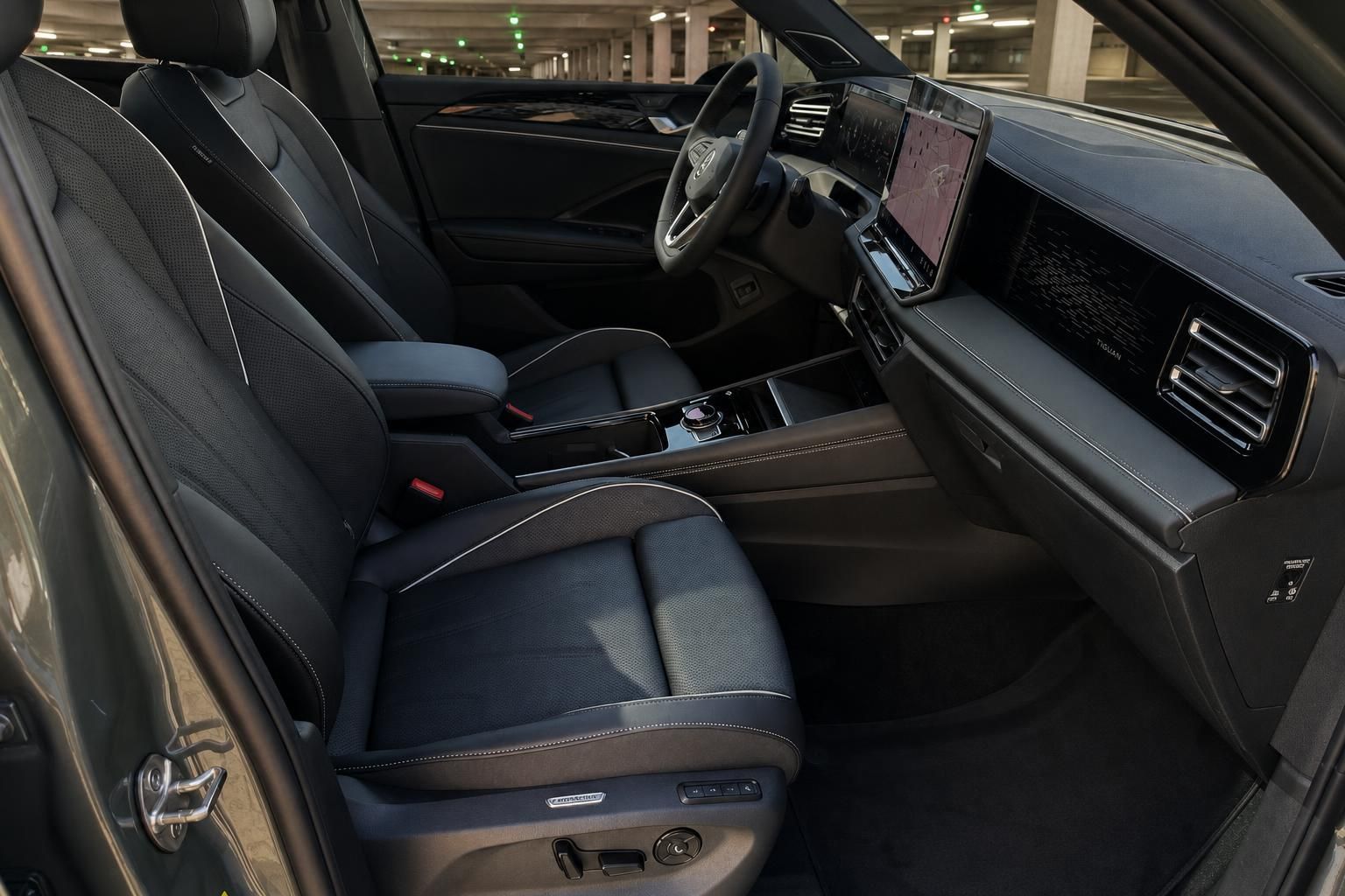VW Tiguan Innenraum Vordersitze schwarz Leder – Cockpit mit Touchscreen und Lenkrad