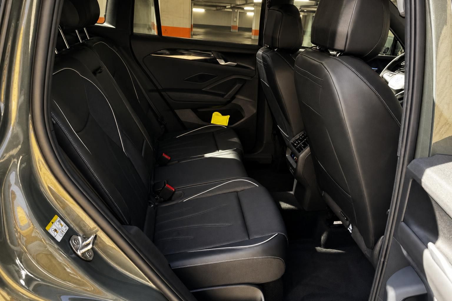 VW Tiguan Rücksitzbank schwarz Leder Innenraum – geräumige Rücksitze mit Klimadüsen