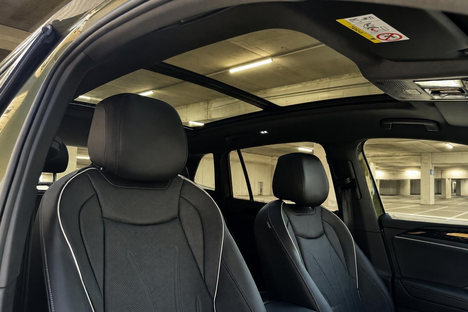 VW Tiguan Innenraum schwarze Ledersitze Panoramadach und Rücksitze in der Gesamtansicht
