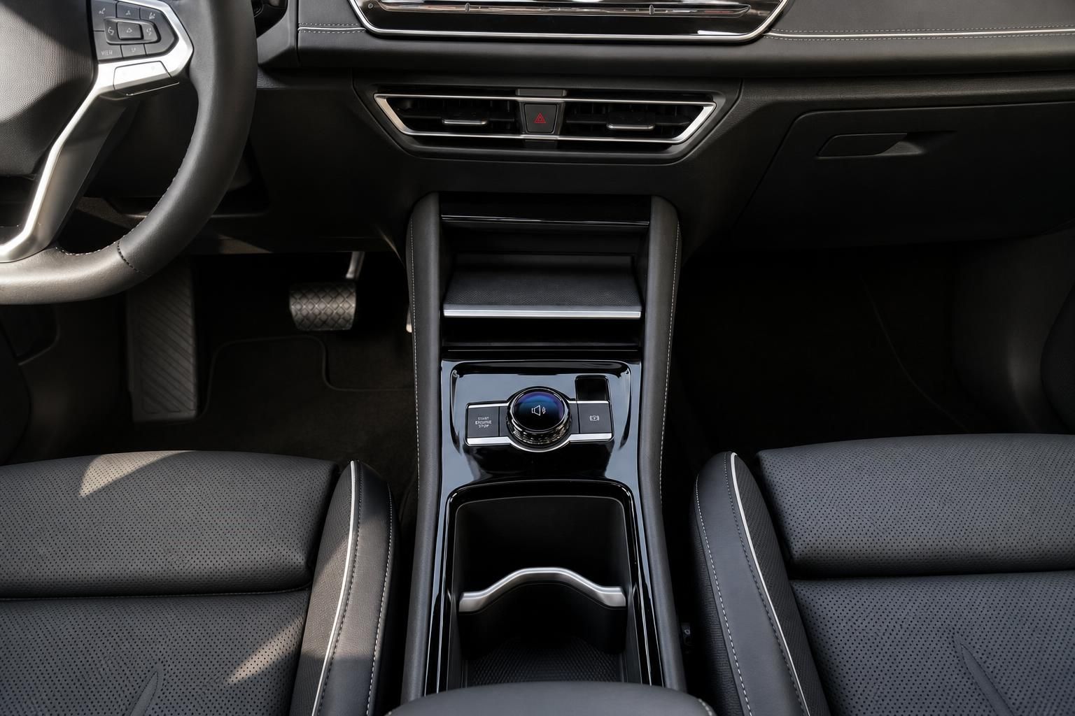 VW Tiguan Innenraum Mittelkonsole mit Start-Stopp-Knopf und Lederausstattung in Schwarz