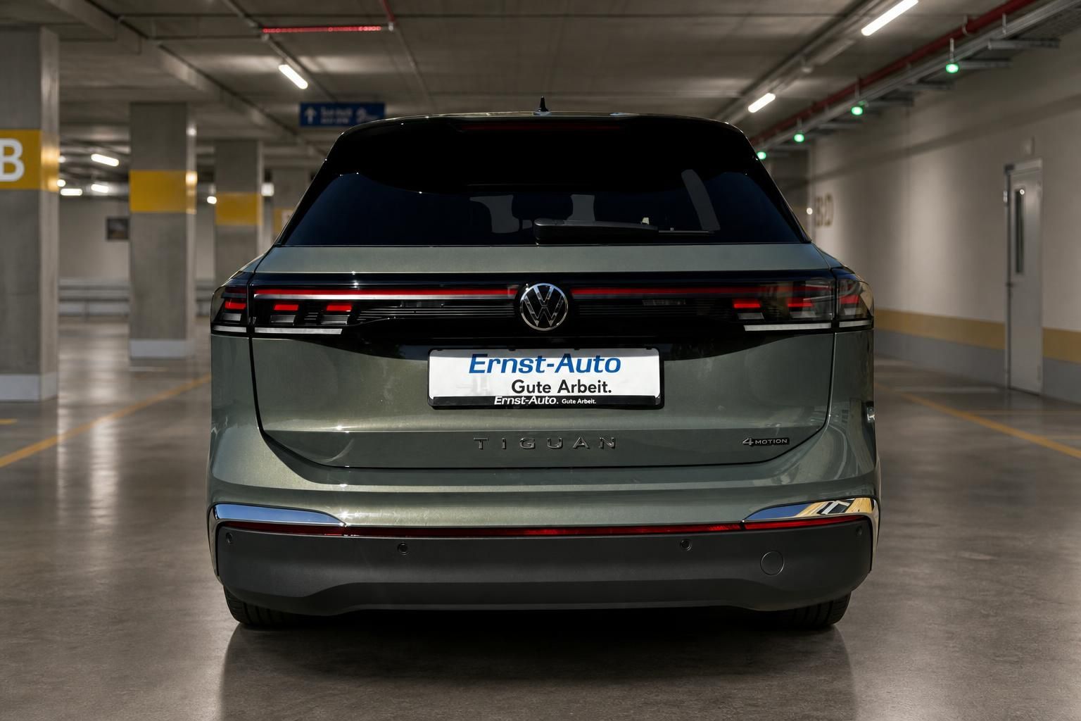 VW Tiguan 4Motion Heckansicht grün metallic im Parkhaus – Volkswagen Tiguan SUV gebraucht
