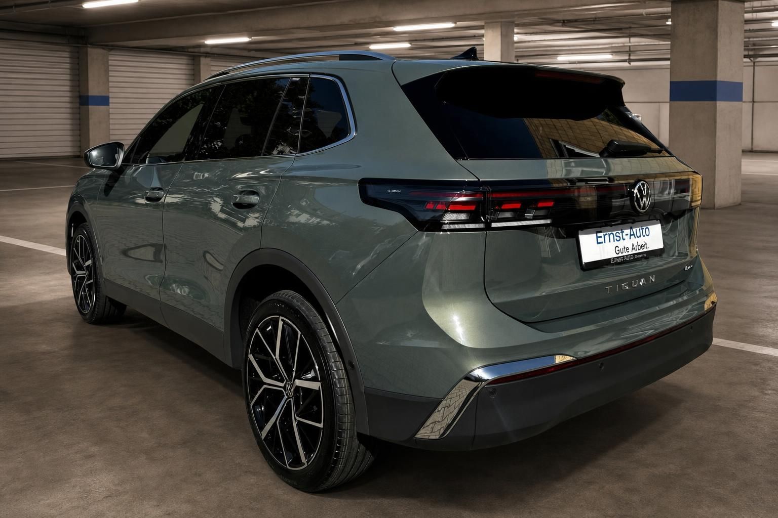 VW Tiguan 4Motion schräg hinten grün metallic Parkhaus – Volkswagen Tiguan SUV Seitenansicht