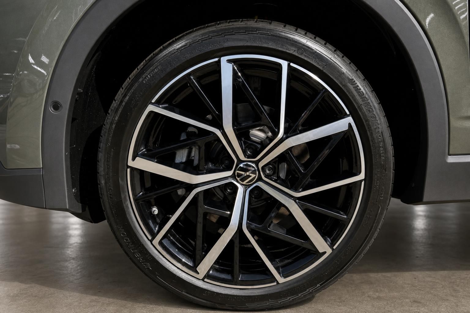 VW Tiguan 4Motion Alufelge schwarz poliert Detailaufnahme – Leichtmetallfelge Nahaufnahme