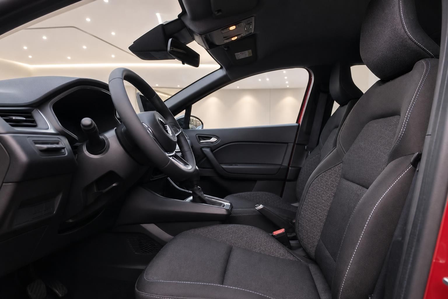 Mitsubishi ASX Innenraum Fahrersitz mit Lenkrad und Automatikgetriebe