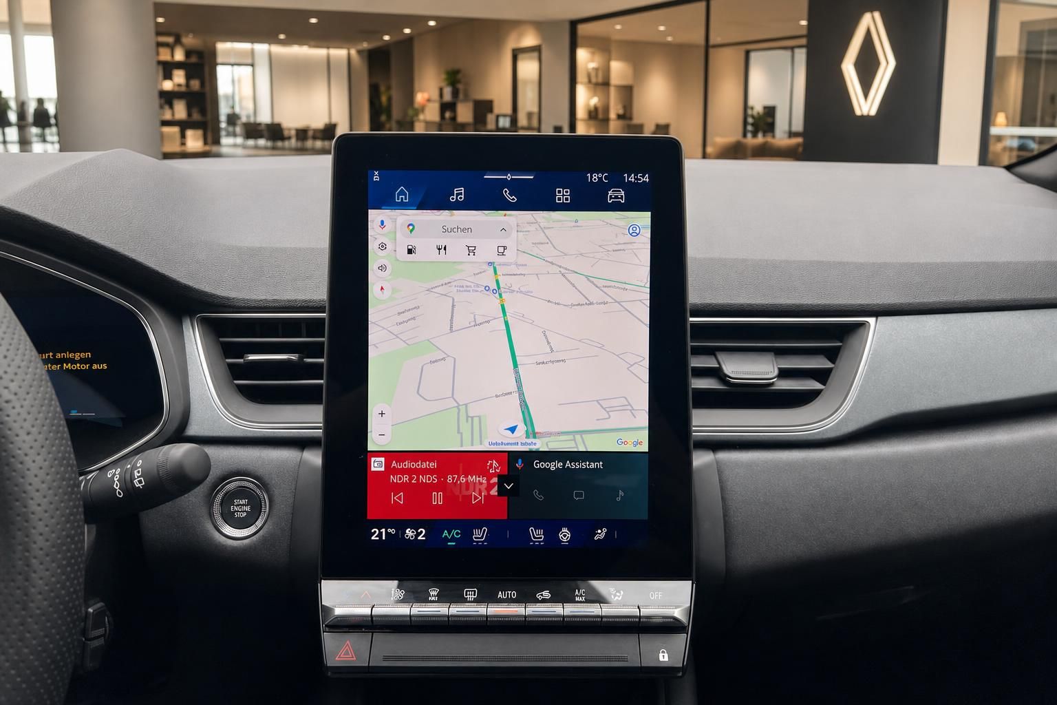 Infotainment-Touchscreen mit Navigationskarte im Fahrzeugcockpit