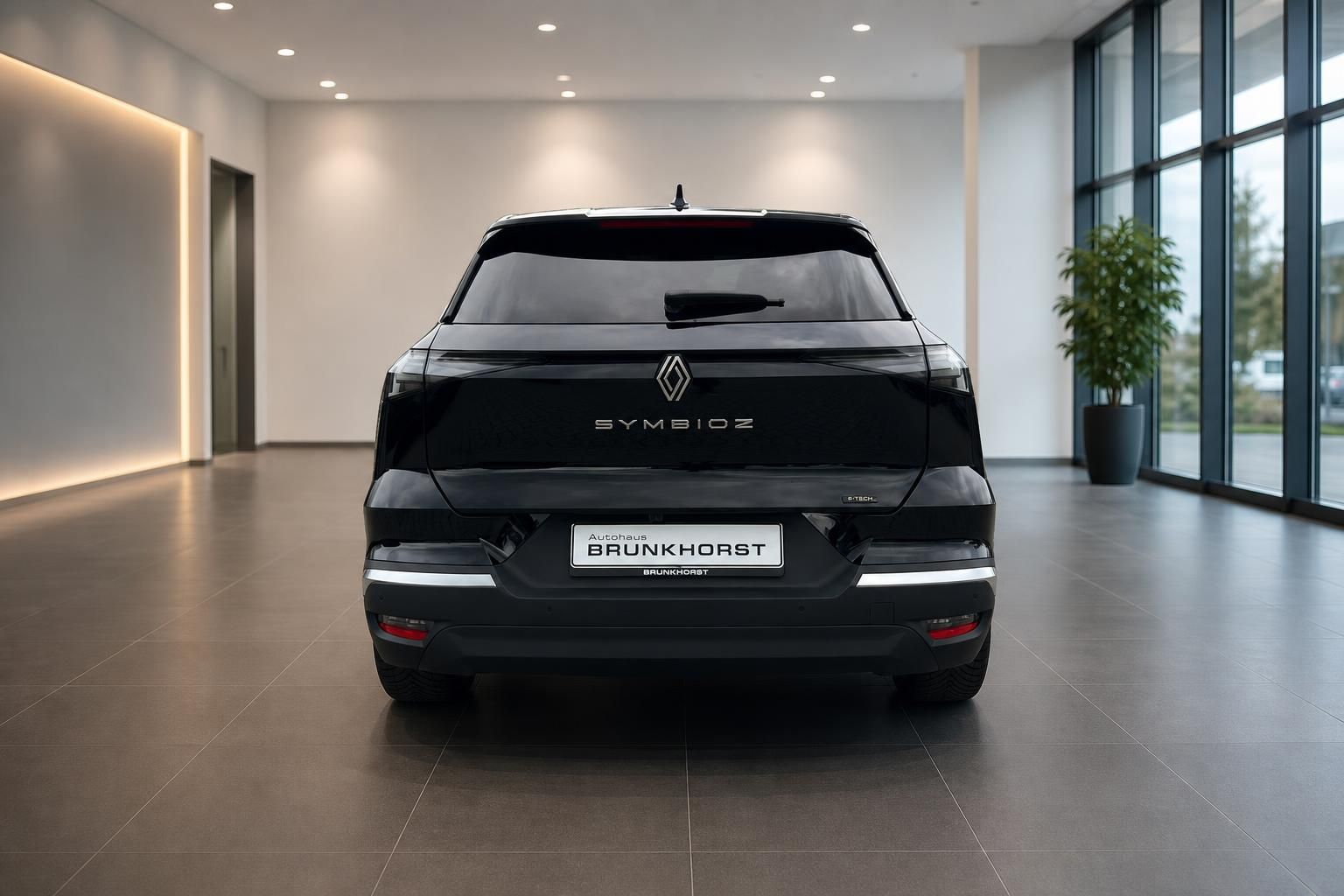 Renault Symbioz E-Tech schwarz Heckansicht im Showroom