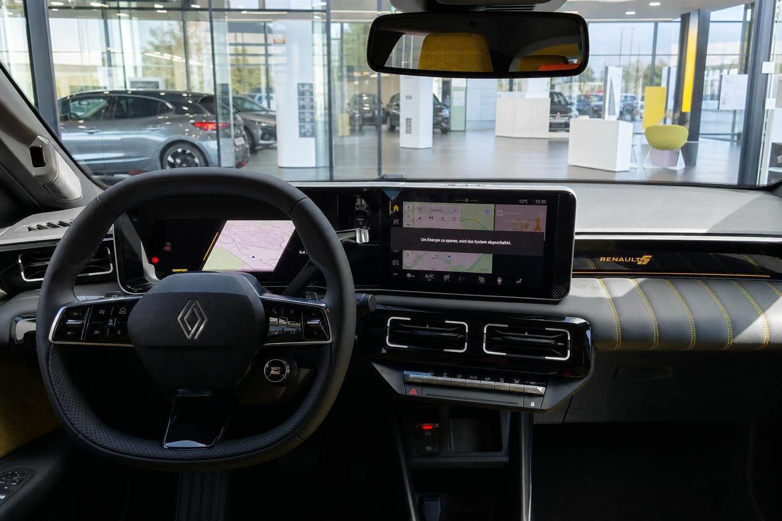Renault 5 Innenraum mit Cockpit, Lenkrad und Multimedia-Display