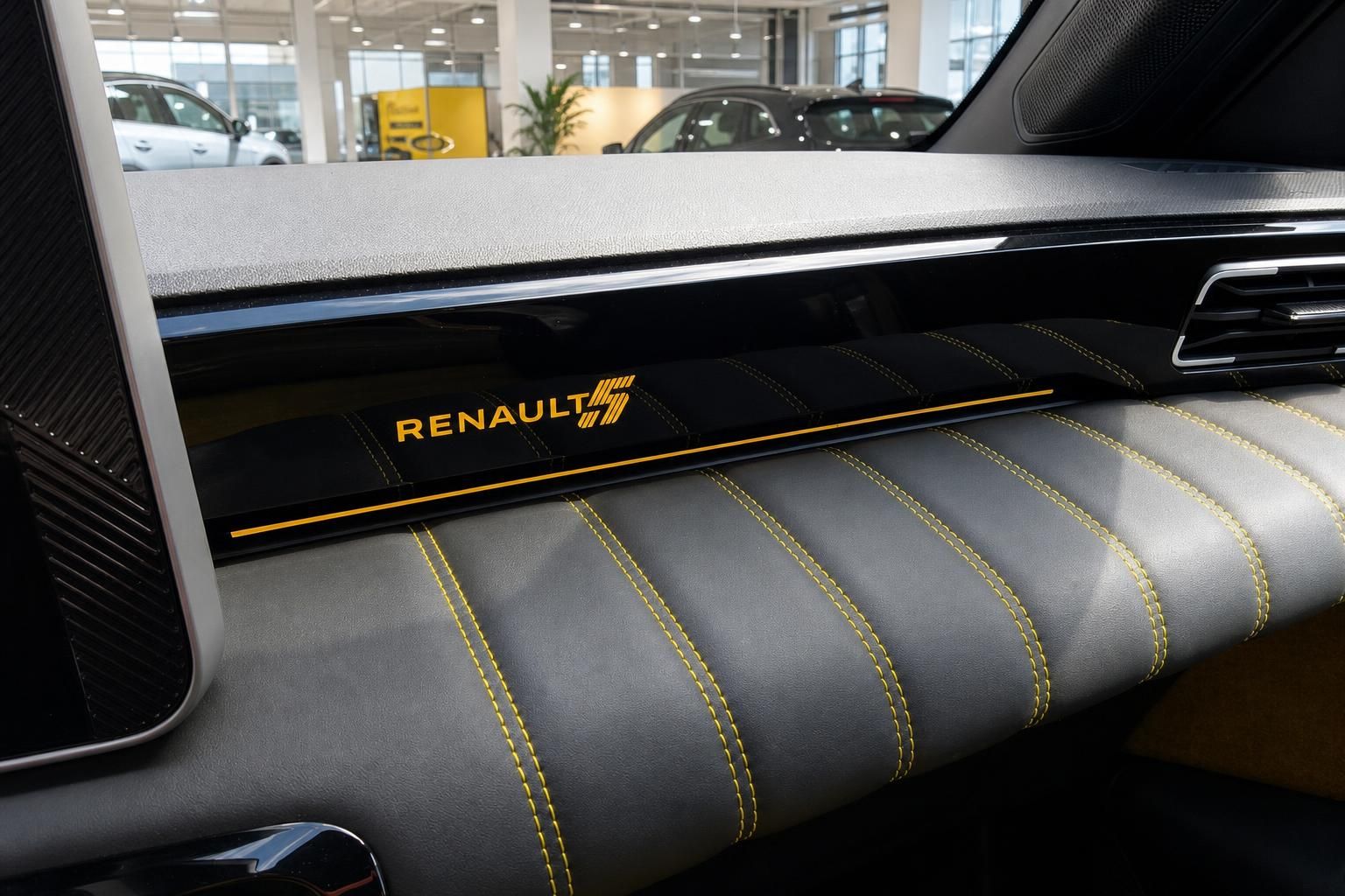 Renault 5 Armaturenbrett Detail mit Renault 5 Schriftzug und Ziernaht