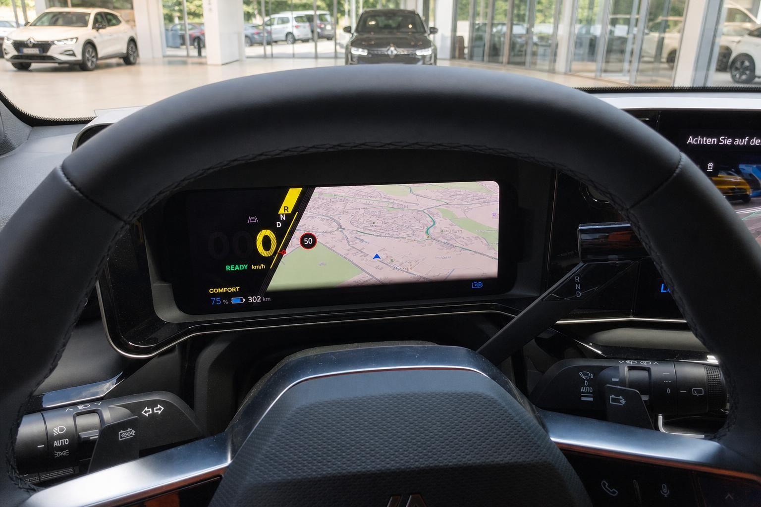 Renault Cockpit mit digitalem Tacho und Navigationskarte im Display