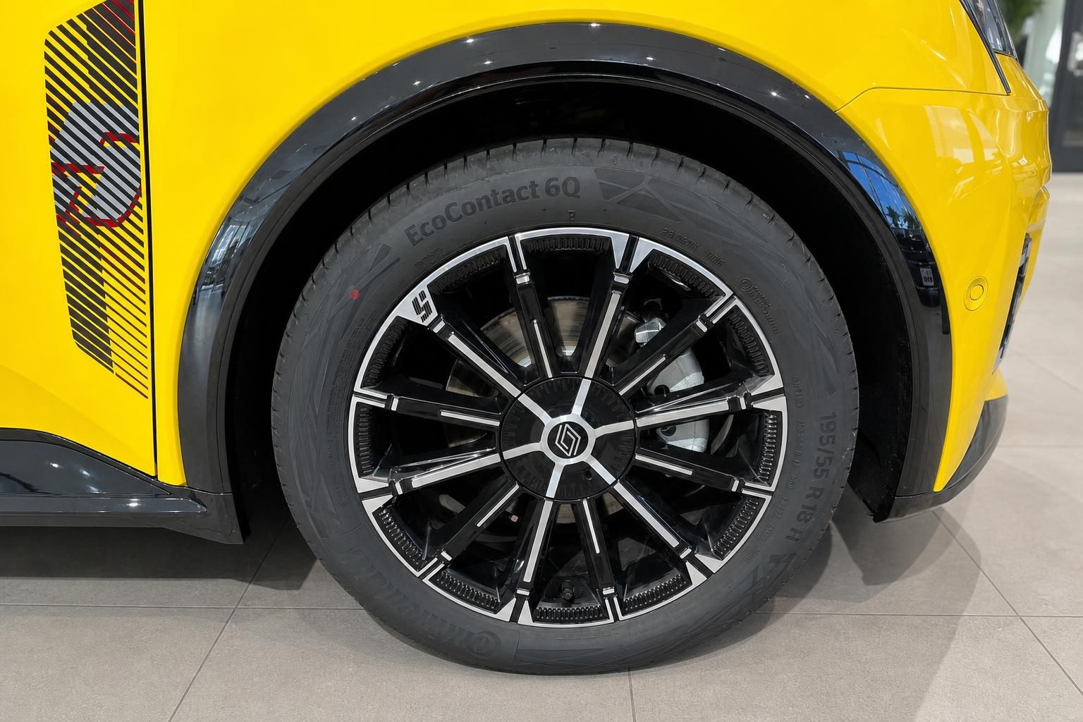 Detailansicht Leichtmetallfelge des gelben Renault 5