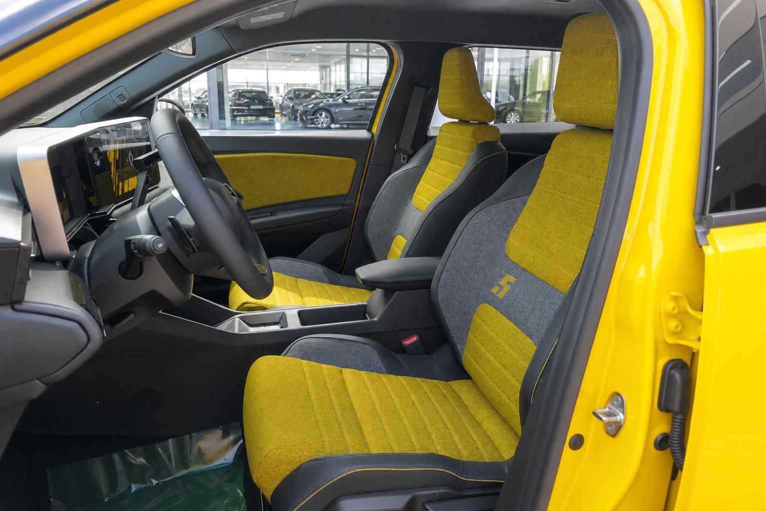 Innenraum Renault 5 mit gelb-grauen Sportsitzen vorne