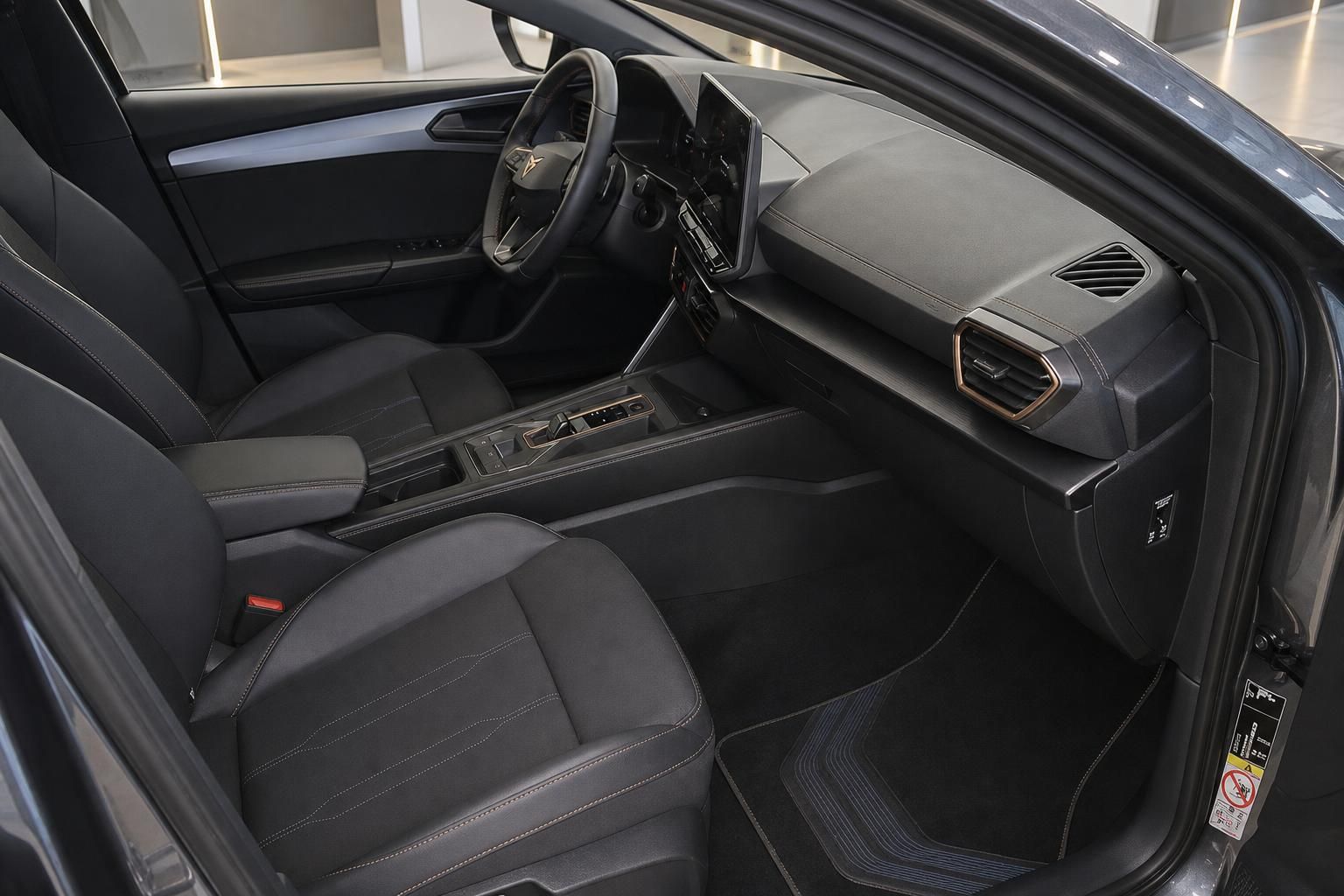 Cupra Innenraum Beifahrerseite mit schwarzen Sitzen, Mittelkonsole und Armaturenbrett